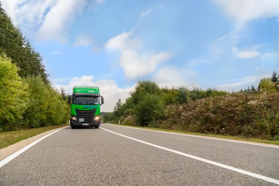 Camion JOST pe drum